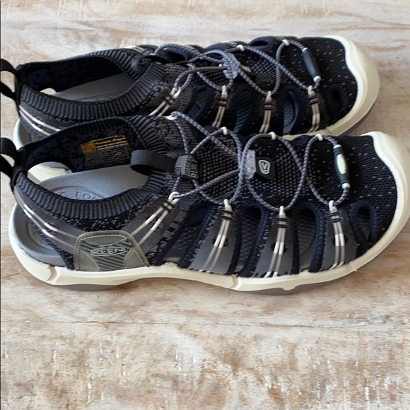 nike sandals strappy